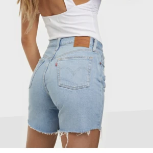 Levi’s shorts  - As fina Levi’s shorts, lite längre i modellen, formas jätte fint💗 
