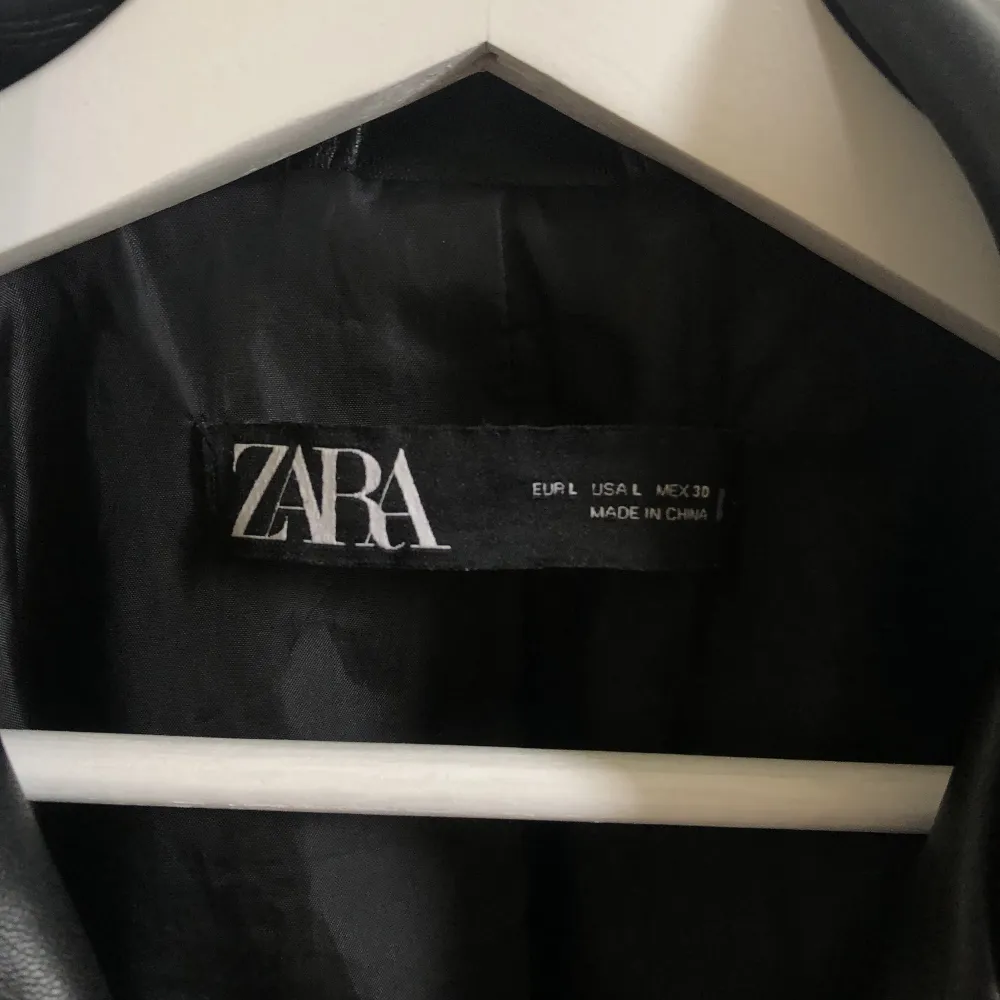 Skinnjacka från Zara. Jackor.
