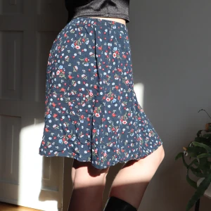 Blommig kjol - Skön somrig kjol från Hema, köpt i Holland. Stretchig midja så väldigt anpassningsbar, går att ha vart som på midjan. Säljer för att jag inte använder den längre 🧚🏼‍♀️