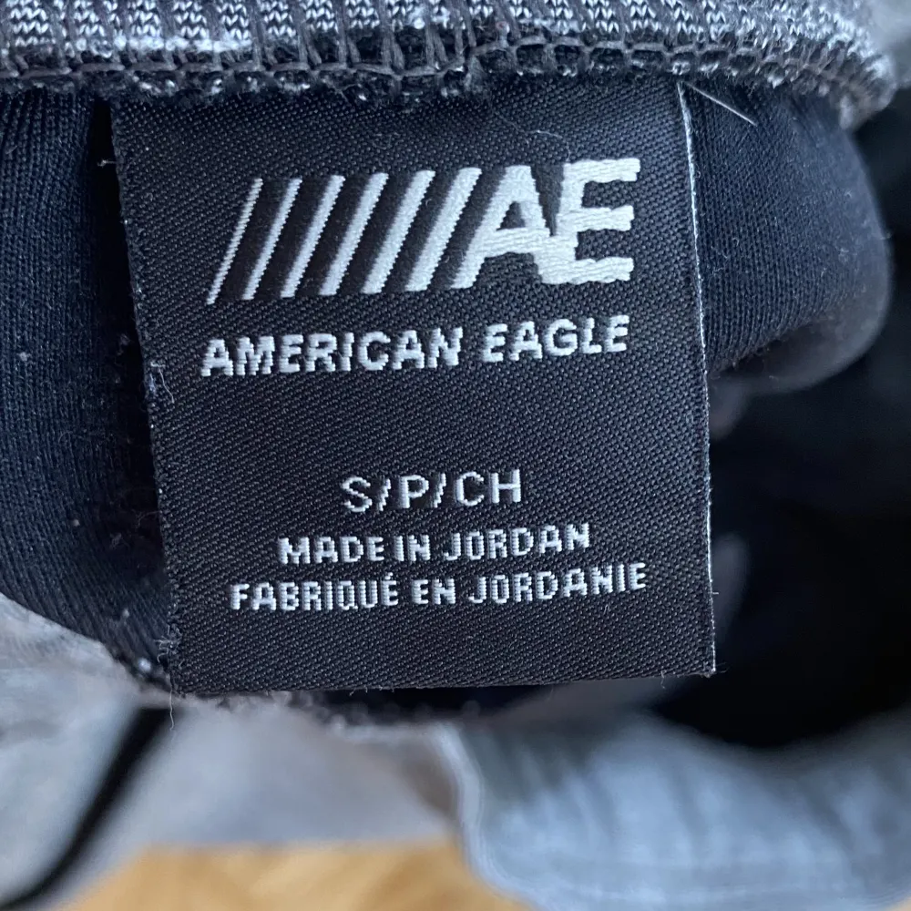 Säljer dessa American Eagle mjukis byxorna i färgen grå. Skulle säga att de är 9/10 skick då jag ändast använt de två gånger. De är i storleken S men skulle säga att de även passar XS och M. Priset kan diskuteras vid snabb affär. . Jeans & Byxor.