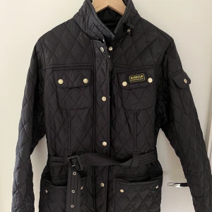 Höst/Vår jacka  - Hej! Säljer en Barbour jacka dam för 1500 strolek 44. Jackan är iprencip ny, har använts ett fåtal gånger och ser även helt ny ut. Köptes för 2100 men säljer nu för 1500. Jag kan mötas upp i Stockholm annars står ni för frakten 