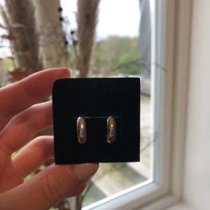 Silver hoops - Säljer dessa örhängen från h&m, aldrig använda. Skriv om ni vill ha mer info eller bilder❤️
