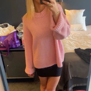 Rosa stickad - Rosa stickad tröja från Gina Tricot som är slutsåld, storlek L men sitter bra oversized på mig som brukar använda xs/s🤍