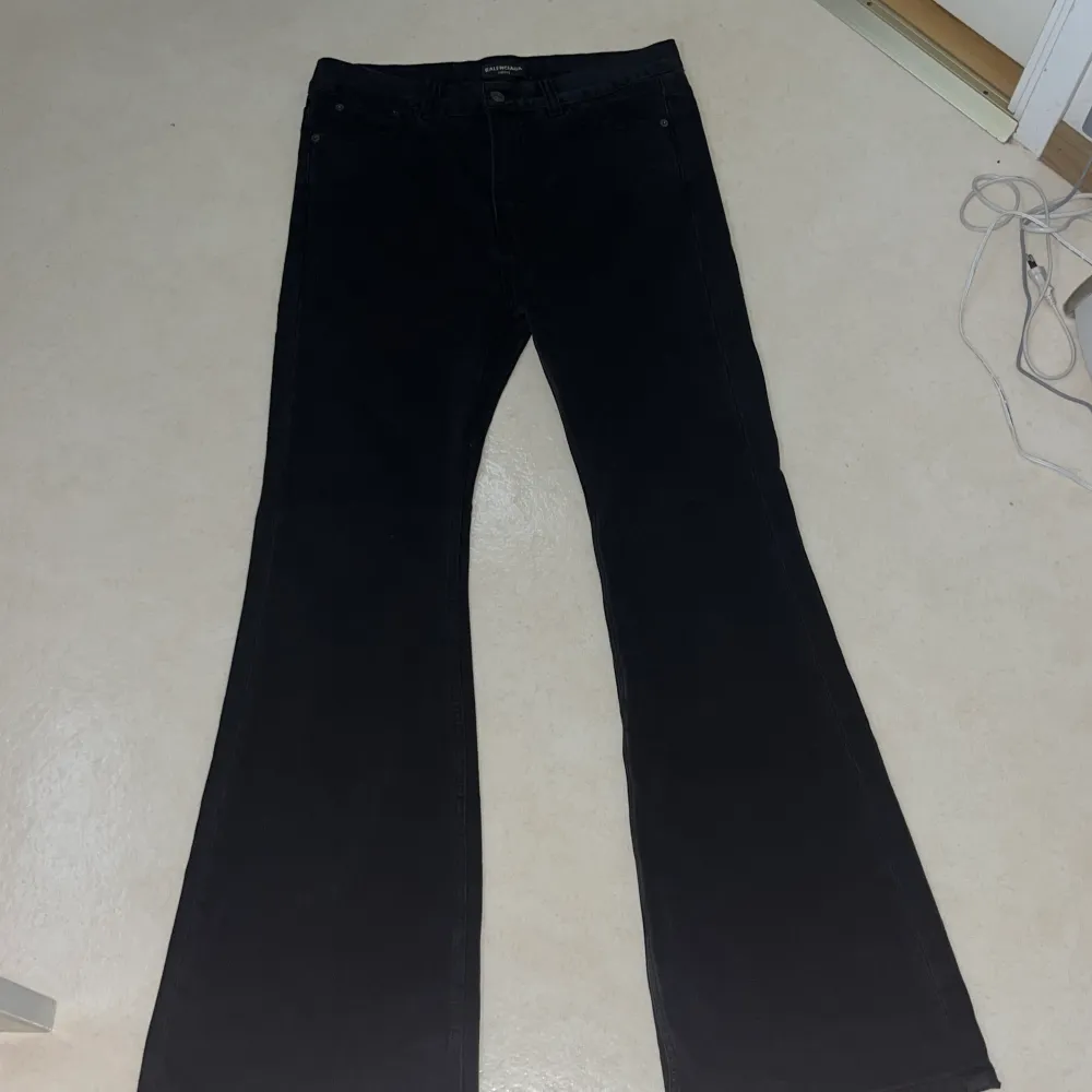 Balenciaga flared jeans  Rep Använda 3-4 ggr Pris INTE hugget i sten!. Jeans & Byxor.
