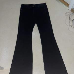 Balenciaga flared jeans  Rep Använda 3-4 ggr Pris INTE hugget i sten!