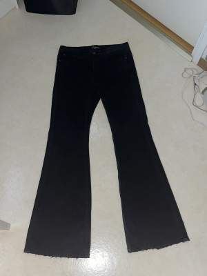 Balenciaga flared jeans  Rep Använda 3-4 ggr Pris INTE hugget i sten!