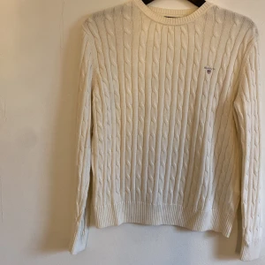 Gant tröja  - Säljer en vit tröja från gant. Den är i jätte fint skick ✨