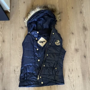 Väst - Man kan ha den i stallet men även utanför också! Jätte fint skick