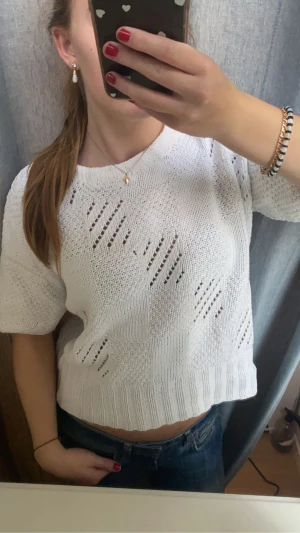 Stickad vit tröja🤍 - Jättefin stickad tröja💞 Säljer för att den inte används.  Kontakta mig för fler bilder, frågor och intresse!🤍