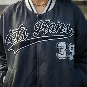 fleecefodrad sportjacka från Lets Frans. (Urban Outfitters) Stl M i nyskick Nypris ca 3000kr