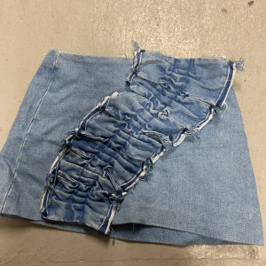 Minikjol i denim  - Dragkedja i bak. Minikjol i denim. Passar en XS