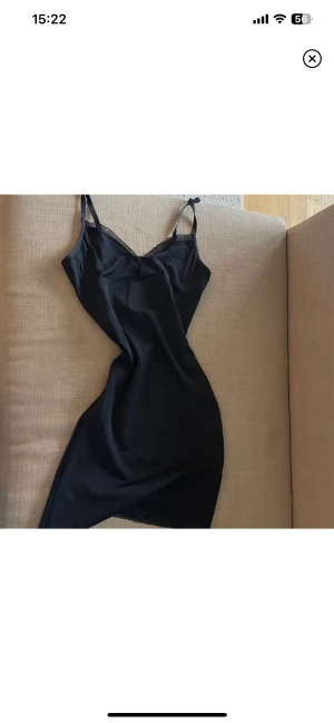 Body/ Dress  - En tajt klänning som påminner om skims! Sitter jätte fint på och framhäver small midja och fina höfter ❤️