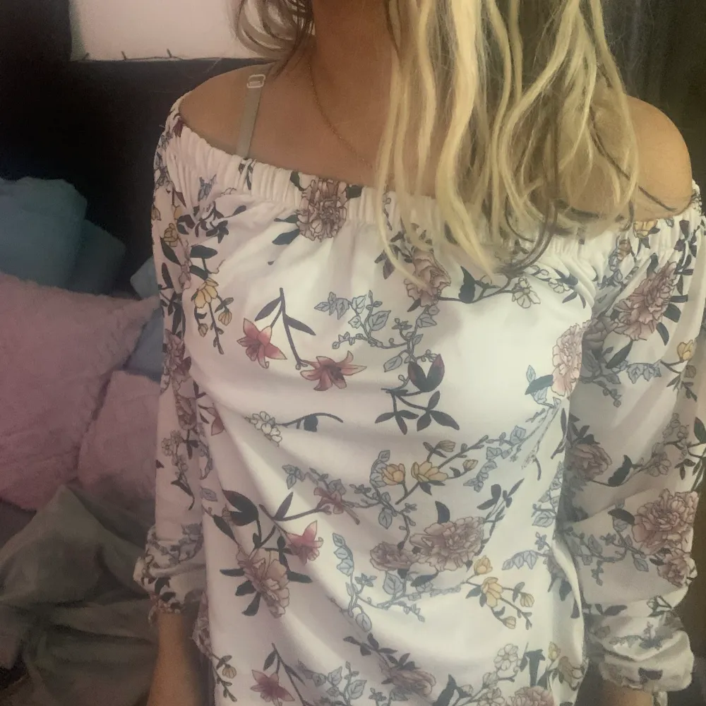 Offshoulder tröja/topp I fint skick Passar xs-m Såååå fin❤️. Yläosat.