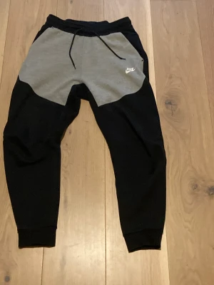 Nike Tech byxor - Säljer mina Nike Tech byxor i storlek S. I gott skick, inte slitna alls. Nypris 1249kr mitt pris 650