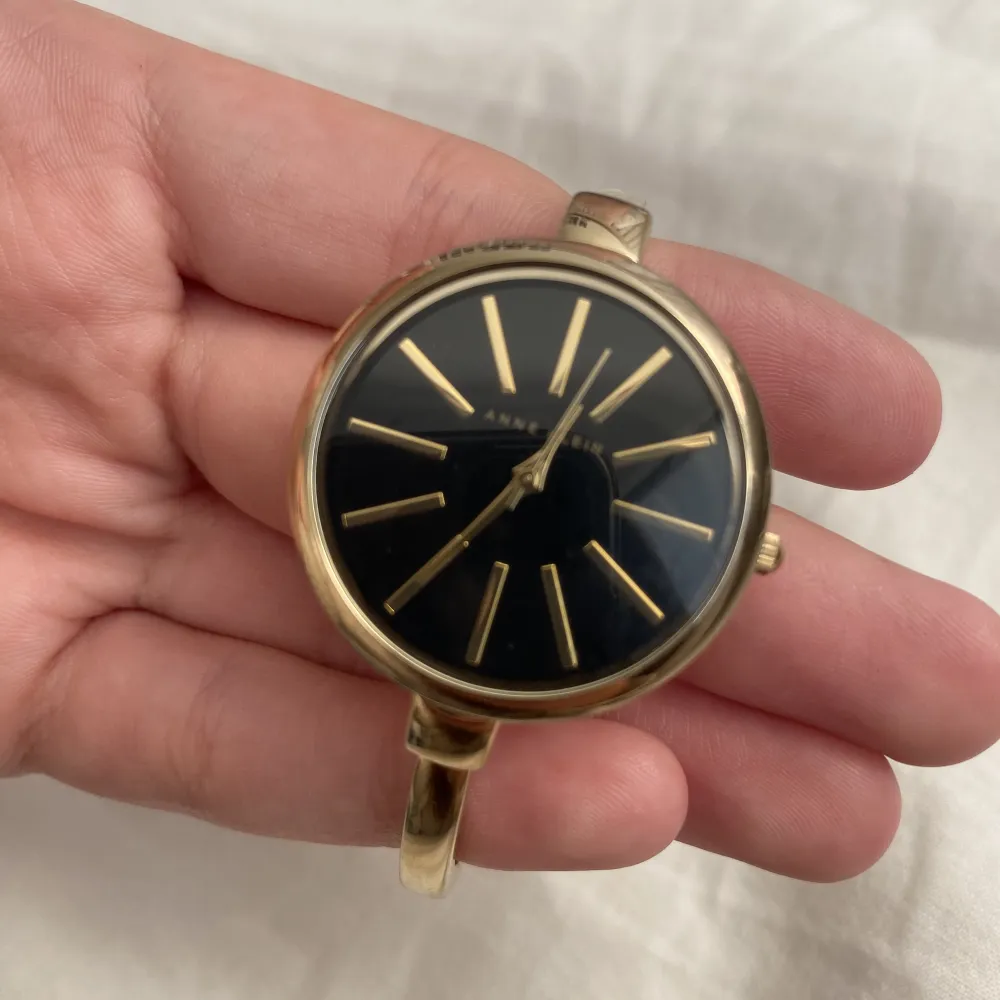 En super fin klocka från Anne Klein, säljer billigt för att batteri behöver bytas. Nypris - 1300kr Annars så är den i helt nyskick, inga repor på glaset och den är väldigt fin! Köp gärna via ”Köp Nu” så postar jag väldigt fort och paketerar väl!. Asusteet.