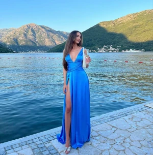 Festklänning med släp - Superfin ljusblå festklänning med släp till bröllop eller bal 🌟  - Storlek S - Använd endast 1 gång - Nypris 4500