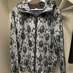 Coach x BAPE - Windbreaker - Coach x BAPE windbreaker i storlek M (passar M)