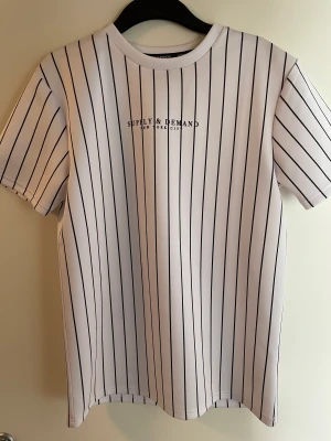 T-Shirt Supply & Demand  - T-shirten är köpt på JD sports för 550kr.  Skicket är helt nytt och man kan inte se några spår av användning!  Storlek: Medium 