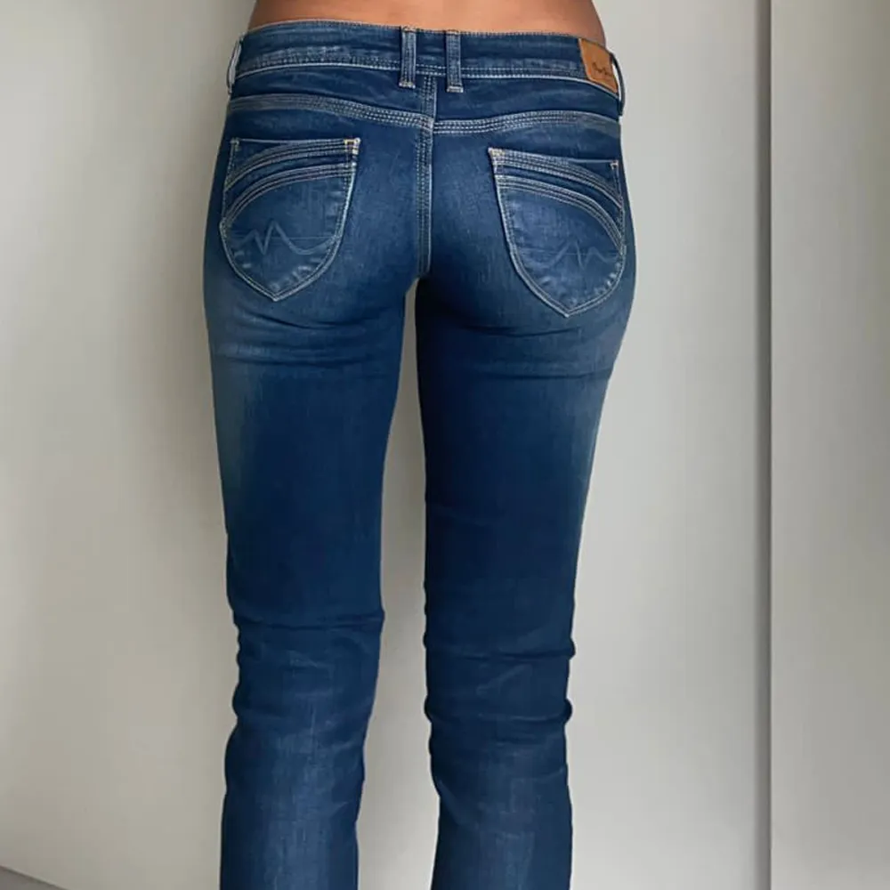 lågmidjade jeans  Rakt över: 36cm, innerbenslängd:  75cm. Accessoarer.