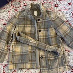 Jacka - Storlek S, från h&m. I perfekt skick, oanvänd. Finns i Eskilstuna annars står köparen för frakten.