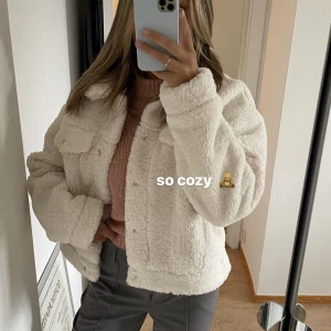 Teddyjacka - Säljer min underbara vita Teddy jacka från nakd. Använt den kanske 5 gånger. 