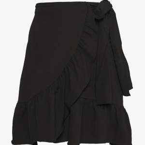 En fin omlott kjol från Vero Moda. Använd fåtal gånger, plagget är i nyskick. Nypris 300kr. Frakt tillkommer. 