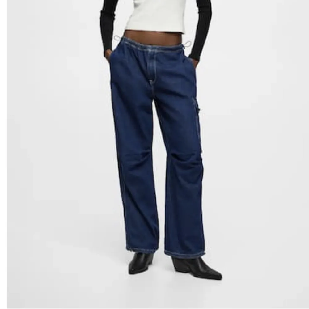 Blå cargo i jeans material. Helt oanvända med lapparna kvar.. Jeans & Byxor.