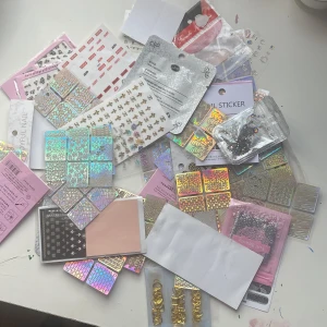 Nagel klistermärken  - En massa nagel klistermärken av olika typer. Vissa är kompletta med alla klistermärken på och vissa inte. Säljer då jag inte brukar använda klistermärken 💕