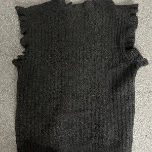 Stickad väst  - Stickad väst/topp från Vero Moda😇