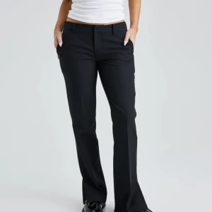 lågmidjade kostymbyxor  - säljer mina populära lågmidjade kostymbyxor från bikbok, då de inte längre kommer till användning. jag har den äldre modellen med slit nertill (hör av er till mig vid frågor eller egna bilder)💕nypris: 499