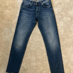 Blå jeans - Blå jeans i skönt material. Byxorna är aldrig använda.