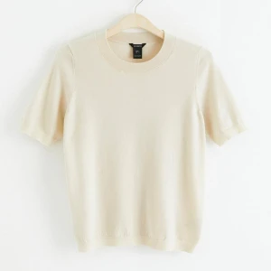 Stickad Topp - En jättefin stickad tshirt från Lindex i nyskick!🤩💗Helt slutsåld! Nypris 299! Hör av dig vid funderingar🤗 Priset går såklart att diskutera vid snabb affär!!