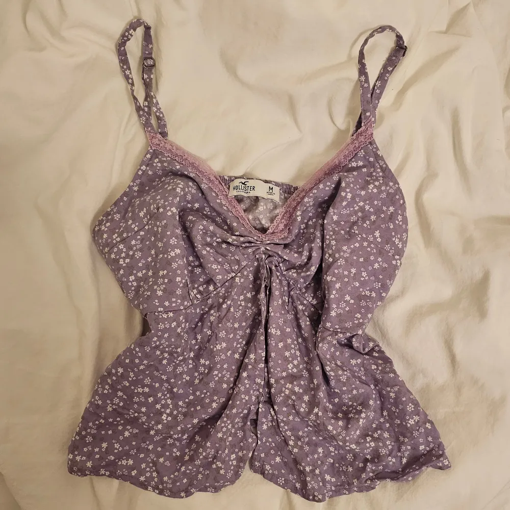 Jättefin lila babydoll topp från Hollister. Har sytt lite på den men det går enkelt att ta bort. Som sagt jätte fin men används inte längre. Passar nog M och S då banden går att justera.💕 . Toppar.