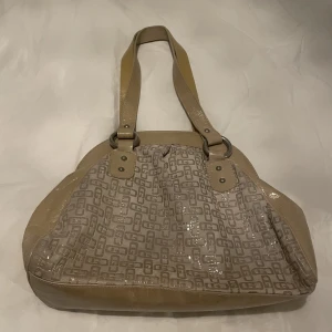 Gloria ortiz väska - Beige väska som inte används längre, bra skick🤌🏻