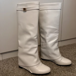 Vita boots - Snygga och sköna boots. Sulan har gjorts om så att de ska ge extra stöd. Säljer pga att jag aldrig hittar tilfälle att använda dem. Säljer för 800kr org pris är 1 000kr🫶