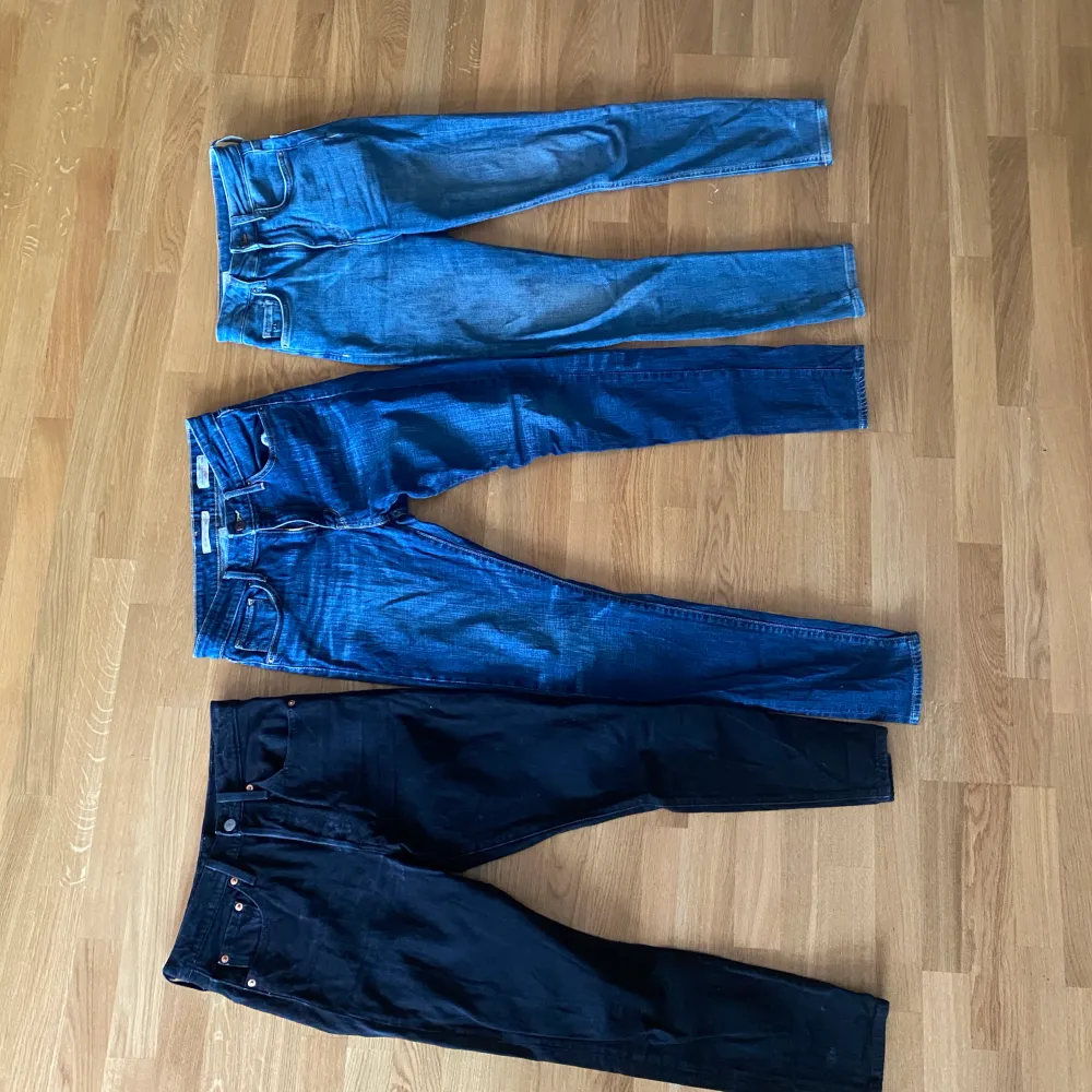 Säljer 3 par jeans för paketpris 100!   Ljusaste jeansen: J.Lindeberg  Mörkblå: Levis  Svarta: Levis   Levis är ganska små i storleken, skulle rekommendera S eller XS :). Jeans & Byxor.