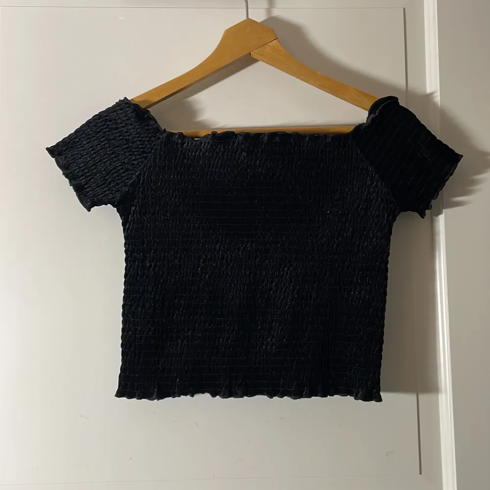 Svart offshoulder top i sammet  Stl M Sparsamt använd . T-shirts.