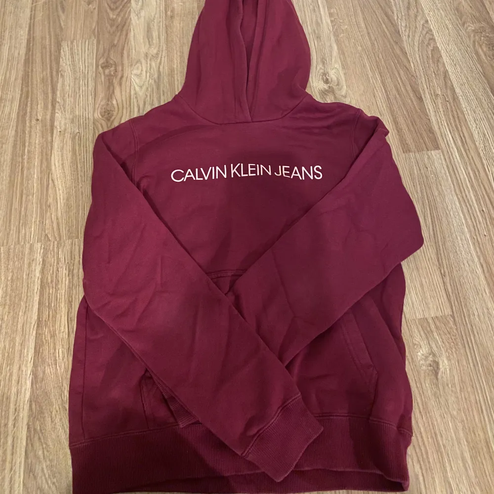 Säljer denna super fina Calvin Klein Hoodie som inte kommer till användning men är i bra skick 💕💕. Hoodies.