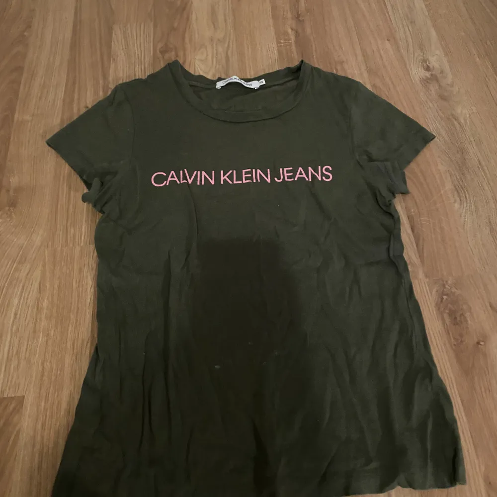 Säljer denna super söta Calvin Klein T-shirt då den inte används längre 💕💕. T-shirts.