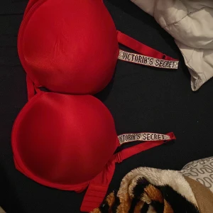Victoria secret bh - Köpte men den är alldeles för stor aldrig använd.