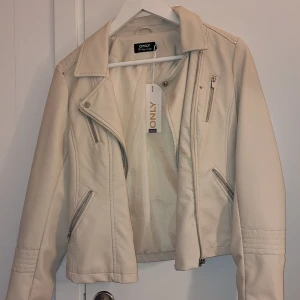 INTE ANVÄD HELT NYY - Jag försöker sälja min kofta som jag har aldrig använt. PRISET KAN DISKUTERAS 