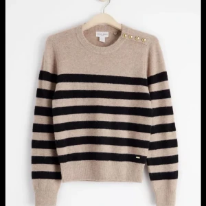 Stickad tröja  - Beige stickad tröja från Holly&White använd kanske 1 gång, ganska liten i storleken 