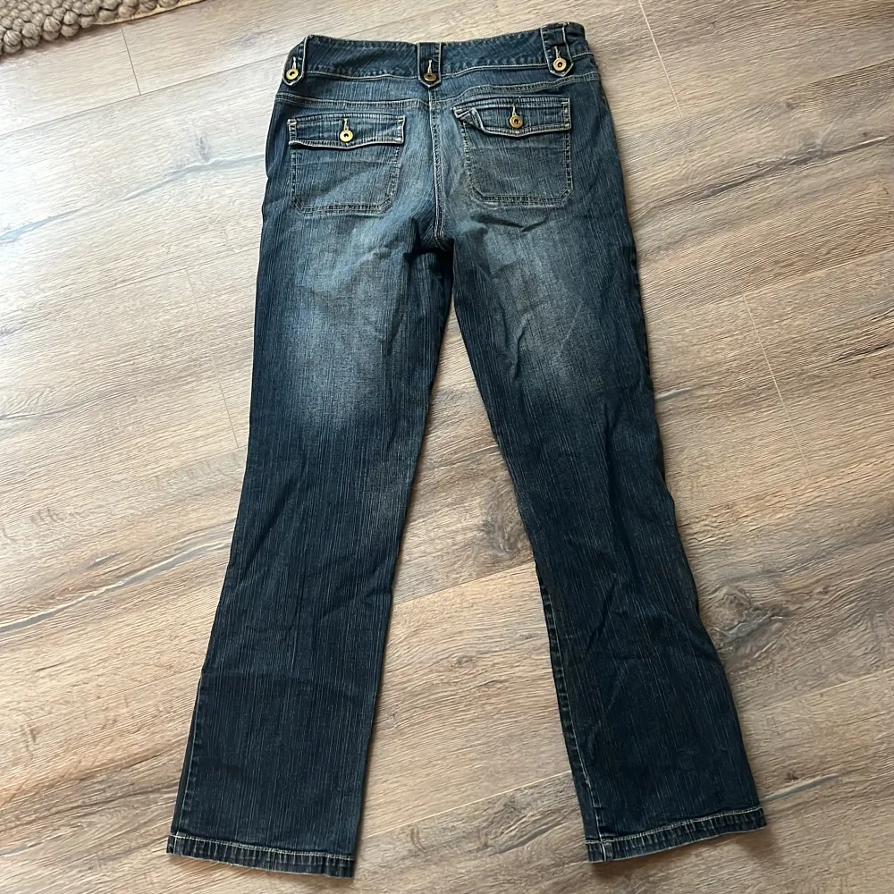 Säljer dessa SJUKT snygga jeans som tyvärr är för stora på mig😭💖. Supersnygga fickor men även sjukt fina detaljer på benen som gör jeansen unika😮💨. Skulle sagt M men passar även mindre med tanke på att de är rätt långa😋. Farkut & Housut.
