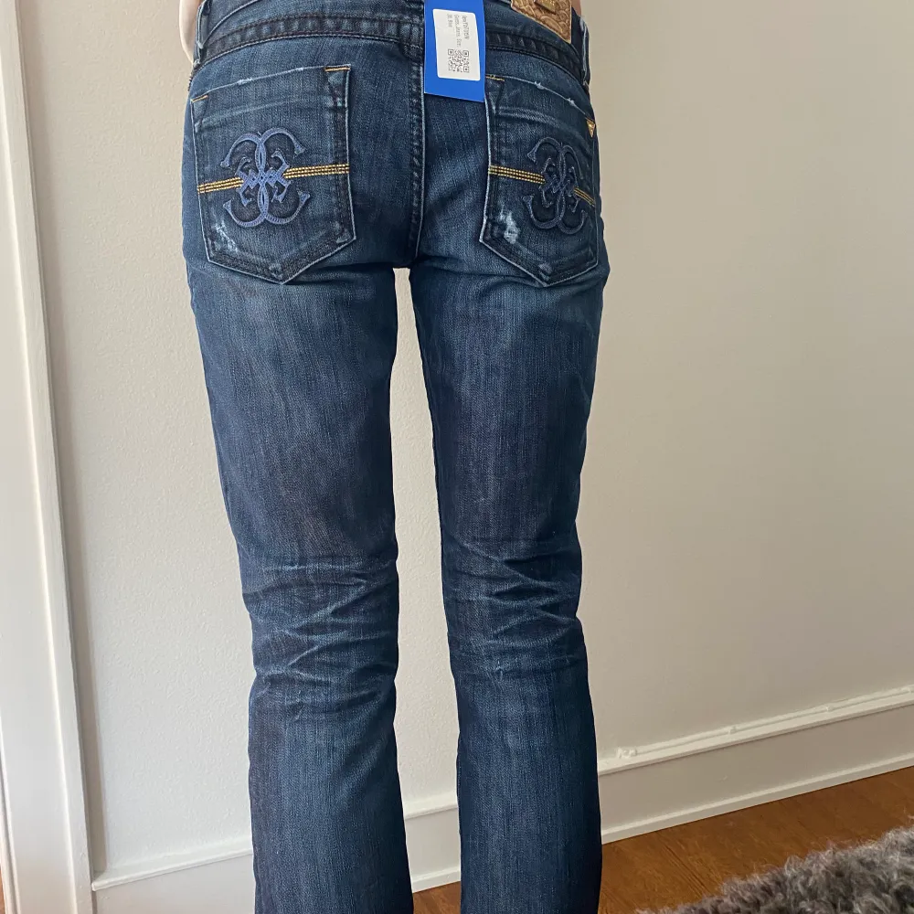 Hej säljer dessa super snygga utsvängda jeans från GUESS pågrund av att det inte kommer till så mycket andvändning och aldrig andvända sen jag köpte det på Sellpy för 450kr!💛det står strl 38 men passar 36. Jeans & Byxor.