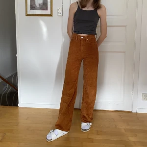 Kopparbruna manchesterbyxor🍂 - Högmidjade manchesterbyxor från Levis med ganska bred manchester. Tyvärr för små för mig <\3 Använd gärna köp nu!