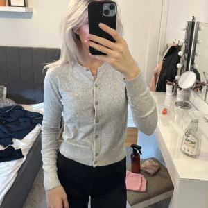 Kofta  - Grå kofta med knappar från HM, jättefint skick 🤍