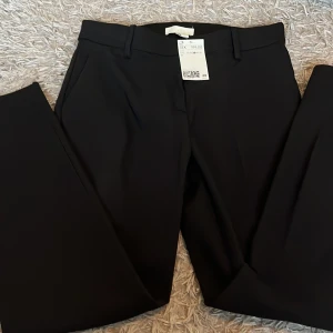 Kostymbyxor  - Ett par jättefina kostymbyxor från H&M i ny skick. Orginal pris 200 säljer för 100