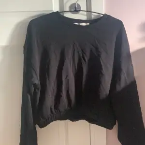 Svart croppad sweatshirt från lager 157. Aldrig använd så nyskick. Storlek M men snarare en xs/s då den är väldigt kort i ärmarna och ganska liten i allmänhet❤️