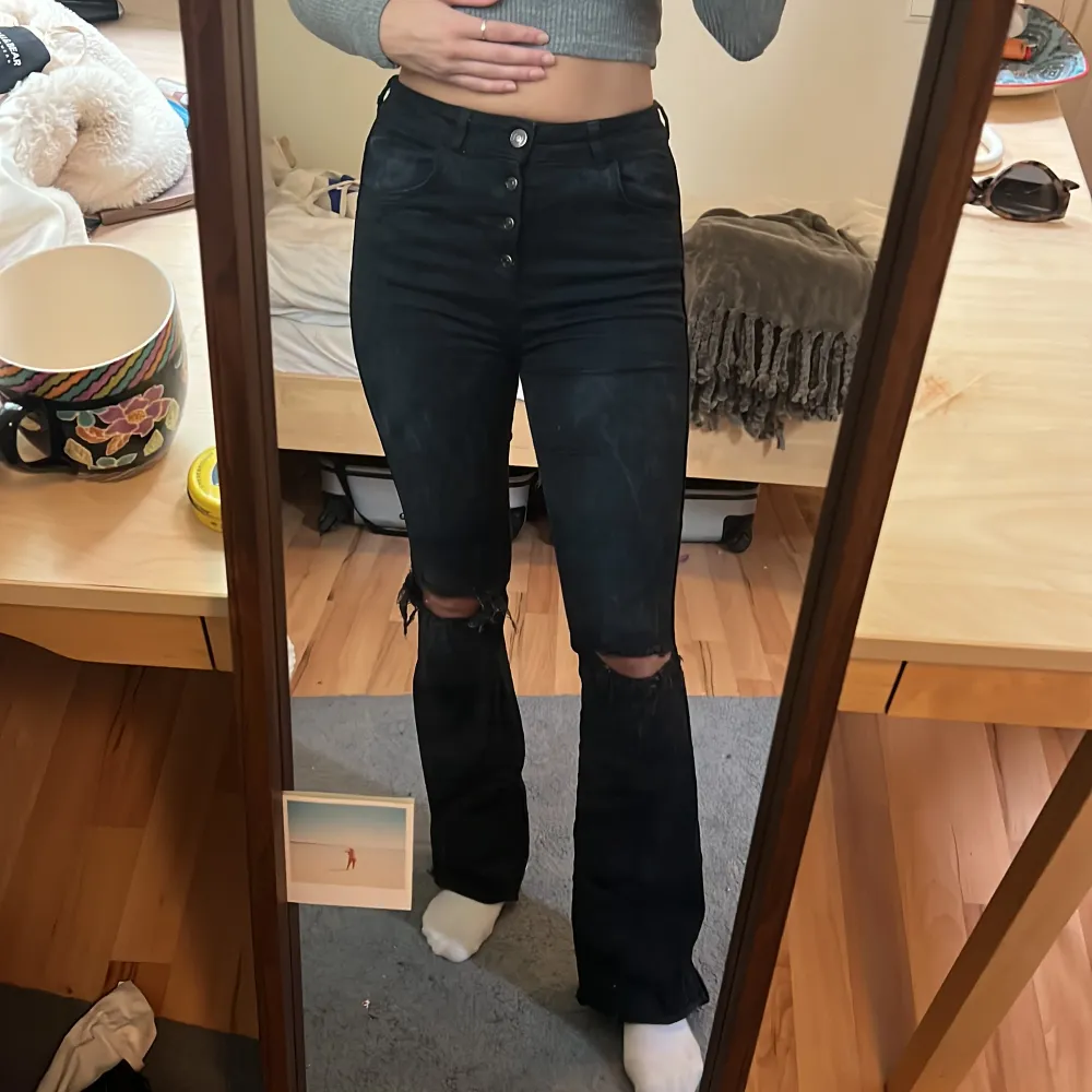 Bootcut jeans med slitningar/blekningar och knappar! Är storlek L men jag har S och de passar mig 🤔 de är väldigt mjuka i materialet så gissar på att de passar M! Jag är 165 och de nuddar precis marken på mig!. Jeans & Byxor.