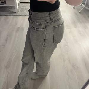 Säljer lågmidjade jeans från Ginatricot, storlek 36!🥰 Säljer då dom inte används längre, slitningar längst nere vid fötterna och på fickorna(man ser slitningarna på bilderna)🥰 300kr+frakt!!Använd INTE köp nu!!